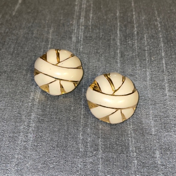 Gay Boyer clip on earrings - Picture 1 of 7